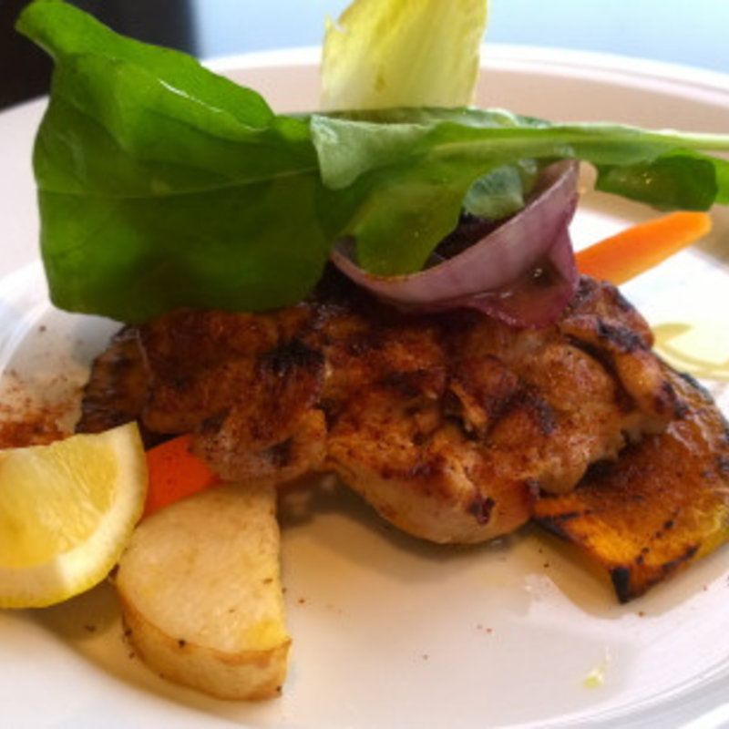 大山鶏もも肉と季節野菜添え ターメリック風味(エア ターミナル グリル キハチ)