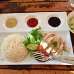 海南チキン 当店自慢のゆで鶏を３種のソースで(カフェ・シンガプーラ 海南鶏飯 )