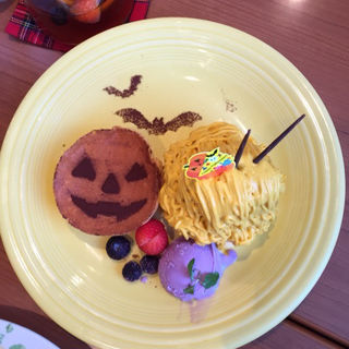 ハロウィンのスペシャル
ハロウィンパンケーキ　かぼちゃモンブラン
紫いもアイス添え(ミーズパンケーキ 渋谷本店)