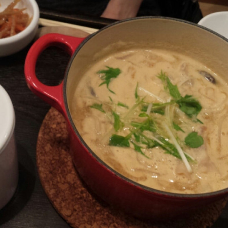 根菜としゃぶ豚のごま豆乳茶鍋(茶鍋カフェ kagurazaka saryo 渋谷マークシティ店 （サリョウ）)