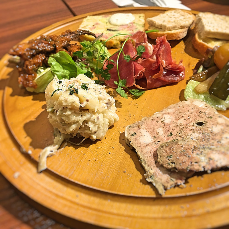 肉屋の前菜盛合わせ「ブッチャープレート」(ラ・ブーシェリー・エ・ヴァン 肉屋のワイン食堂 （La Boucherie et Vin）)
