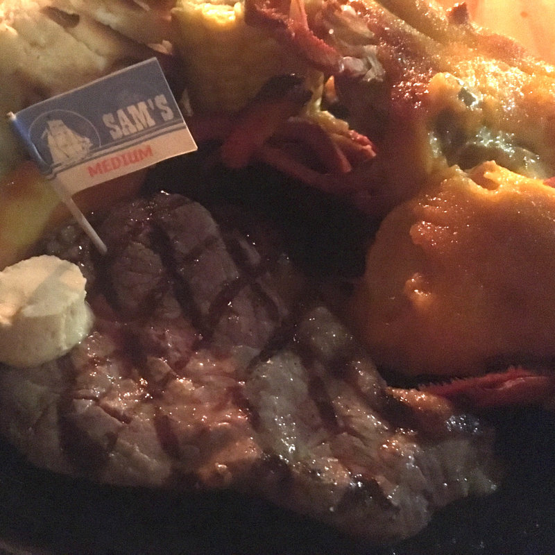 活オマールとサーロインステーキのコンビネーション(サムズ バイ ザ シー 那覇店 )