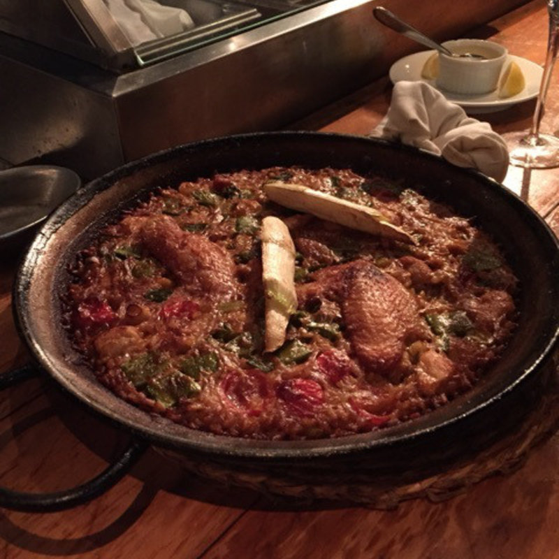 秋田県産比内地鶏とシシリアンルージュのパエジャ(BAR de ESPANA Muy 丸の内店)