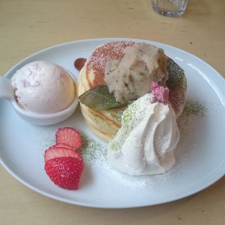 桜のパンケーキ(uzna omom 原宿本店)