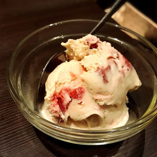 アイスクリーム（ストロベリー）(お好み焼・鉄板焼 よっちゃん )