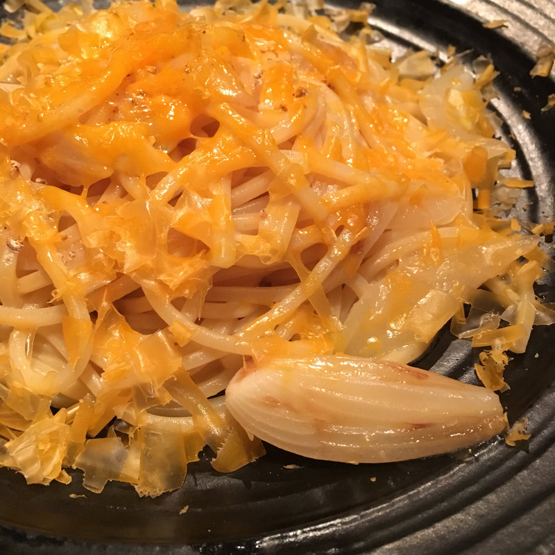 新玉ねぎとミモレットのカチョ・エ・ぺぺ・パスタマンチーニ社キタッラ(Mitsu-Getsu （ミツゲツ）)