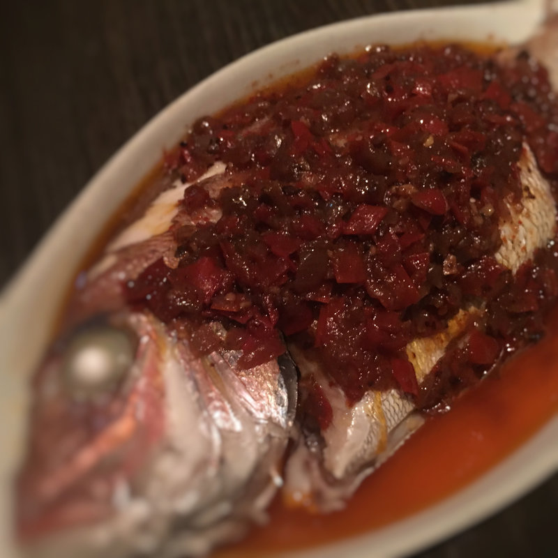 鯛の蒸し焼き マーラーソース(黒猫夜 六本木店)