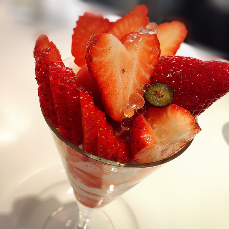 熊本県産ひのしずく苺と徳島県産さくらももいちごのパフェ(タカノフルーツパーラー パフェリオ本店)