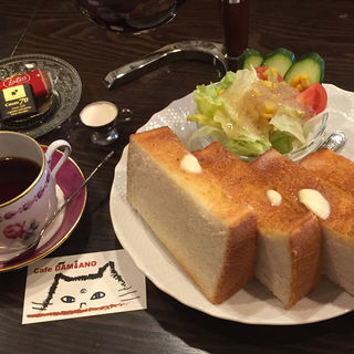 厚焼トーストとコーヒー(カフェ ダミアーノ)