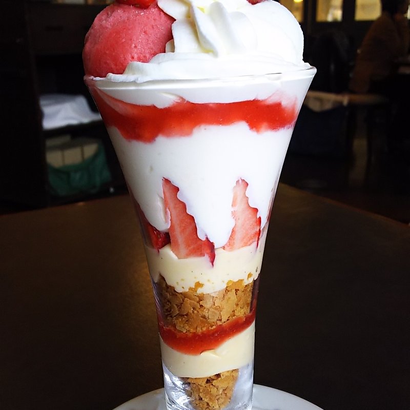 ストロベリーパフェ(カフェ ドゥ ラ プレス)