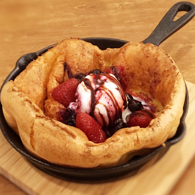 苺とブルーベリーのコンフィとトルコアイスのダッチベイビー(福ねこ食堂)