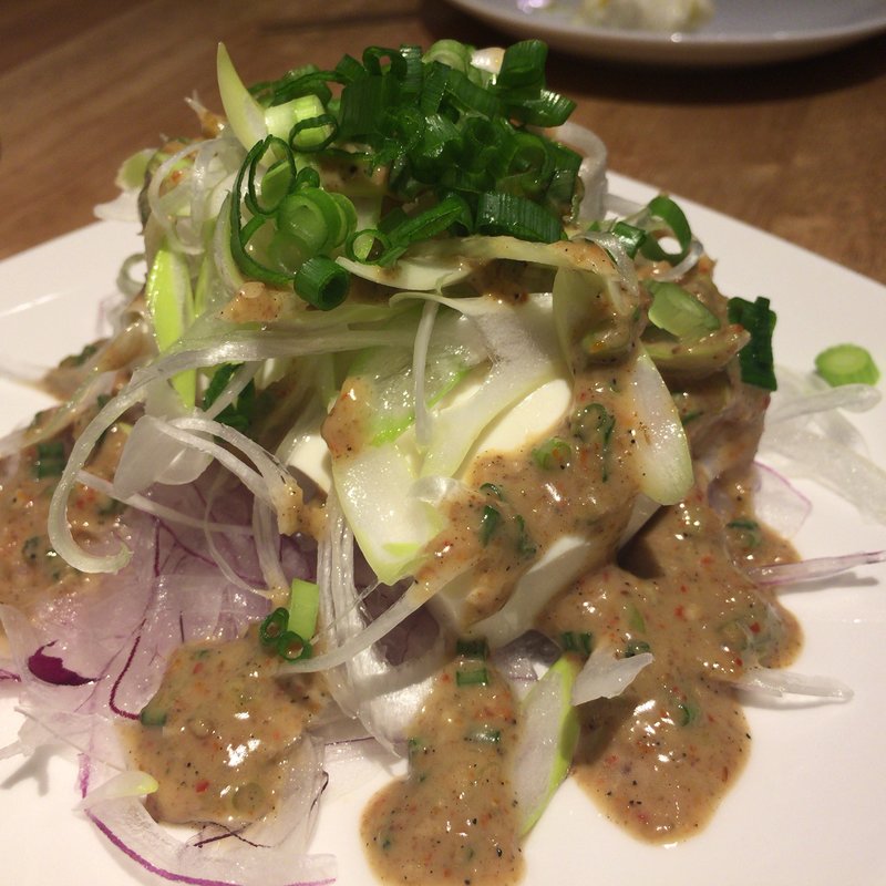 よだれ鶏ヤッコ(骨付鳥、からあげ、ハイボール がブリチキン。浅草橋店)