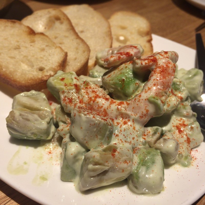 海老とアボカドのタルタル(骨付鳥、からあげ、ハイボール がブリチキン。浅草橋店)