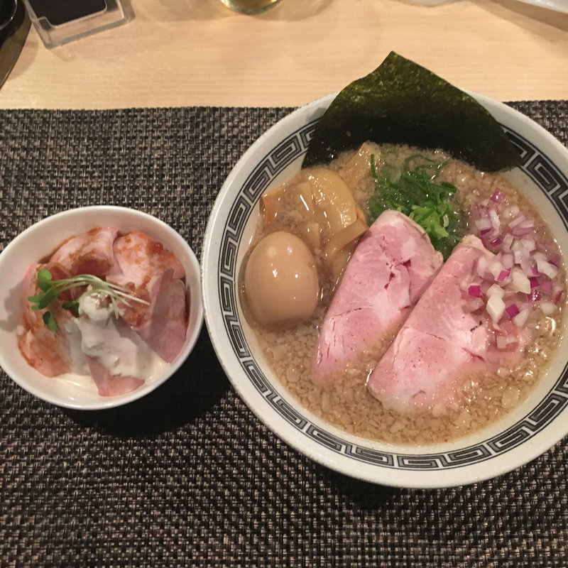 背脂煮干しそばローストビーフ丼セット(セアブラノ神 壬生本店)