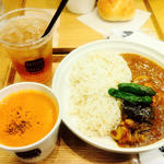 茄子と鶏肉のスパイシーカレー＆オマール海老のビスク(Soup Stock Tokyo お茶の水店)