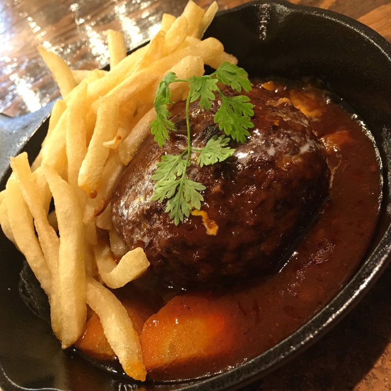 なでしこポーク 鉄板煮込みハンバーグ(立川ビアホール)