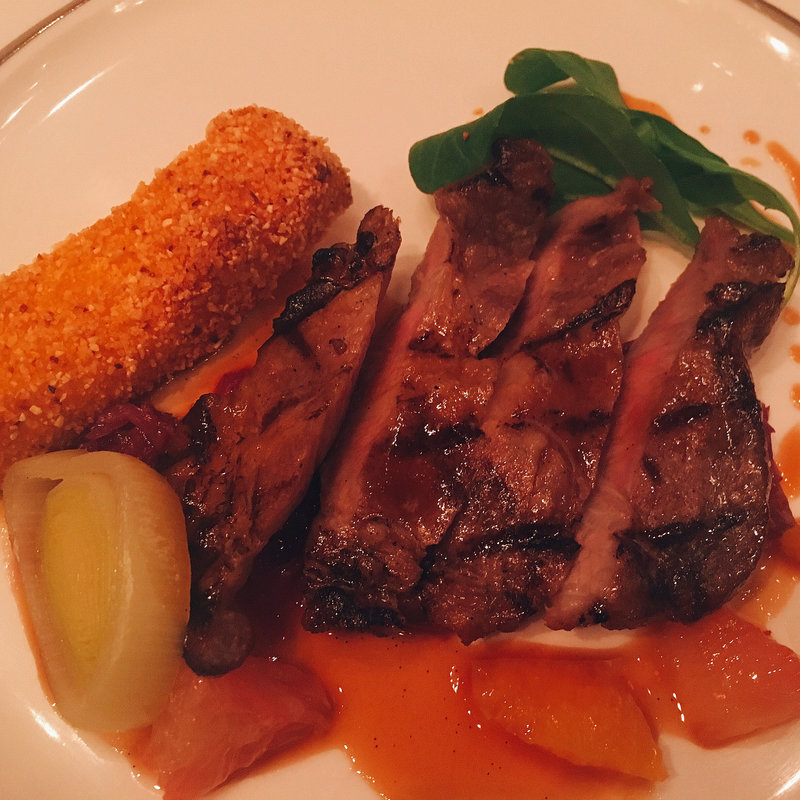 イベリコ豚のグリル カルダモンと柑橘風味のソース 赤キャベツ ポレンタのフリット ポロ葱添え(ザ・ロビー （The Peninsula Tokyo The Lobby）)