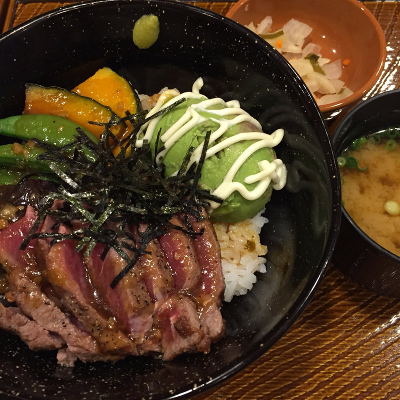 フレッシュアボカドとやわらか牛赤身ステーキ丼(ガスト 国泰寺店 )