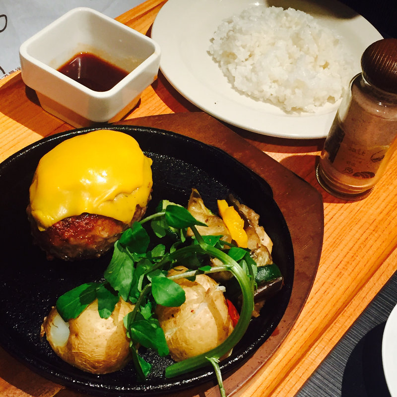 ﾌﾟﾚﾐｱﾑﾊﾝﾊﾞｰｸﾞ180g ﾚｷﾞｭﾗｰｾｯﾄ+ﾚｯﾄﾞﾁｪﾀﾞｰﾁｰｽﾞ(いしがまやハンバーグ アトレ吉祥寺店)