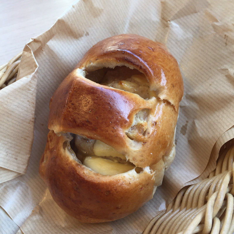 クリームチーズ入りくるみパン(アリンコベーカリー )