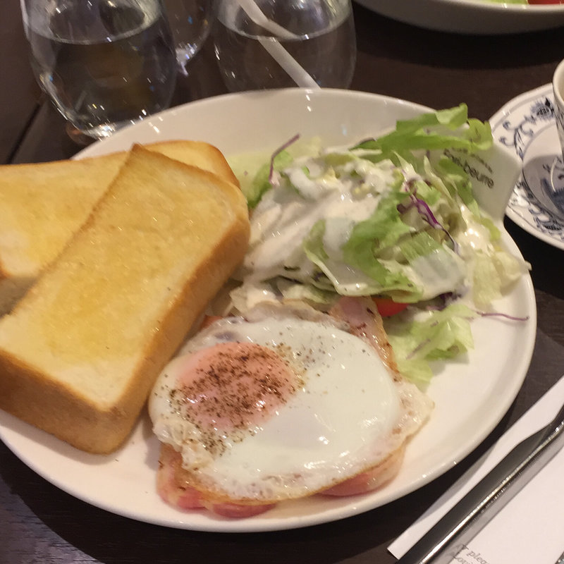 トースト&ベーコンエッグ(ファリ・ブゥール 東京駅一番街店)