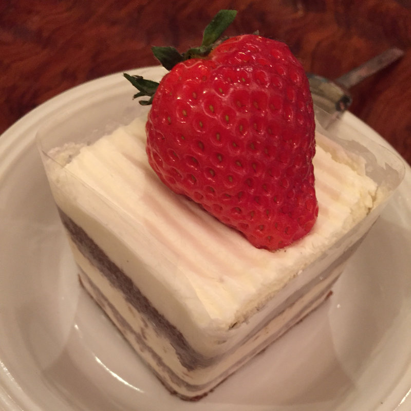 苺のキュービック(立方体)ケーキ(山崎屋)