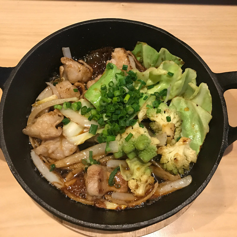 ぷりっぷりホルモンと野菜のグリル(肉バル ノダニク)