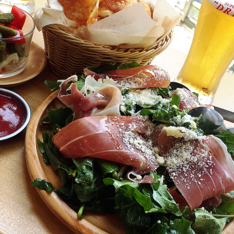 路地栽培 元気なルッコラとパルマ産生ハムサラダ(バルマルシェ コダマ 恵比寿店)