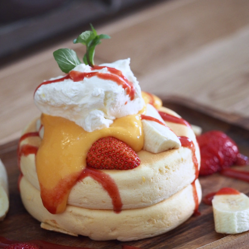 いちごとバナナ濃厚カスタード&いちごソース(プランピーパンケーキス （plumpy pancakes）)