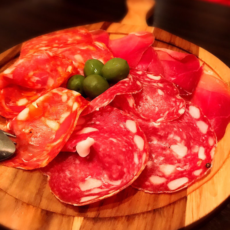 生ハムとサラミの盛合せ(オステリア カステリーナ)