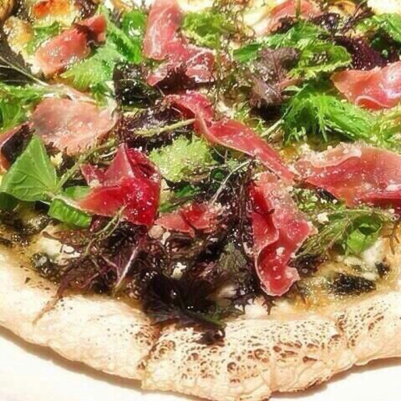 生ハムサラダのバジルピザ(和洋ダイニングLaForta)