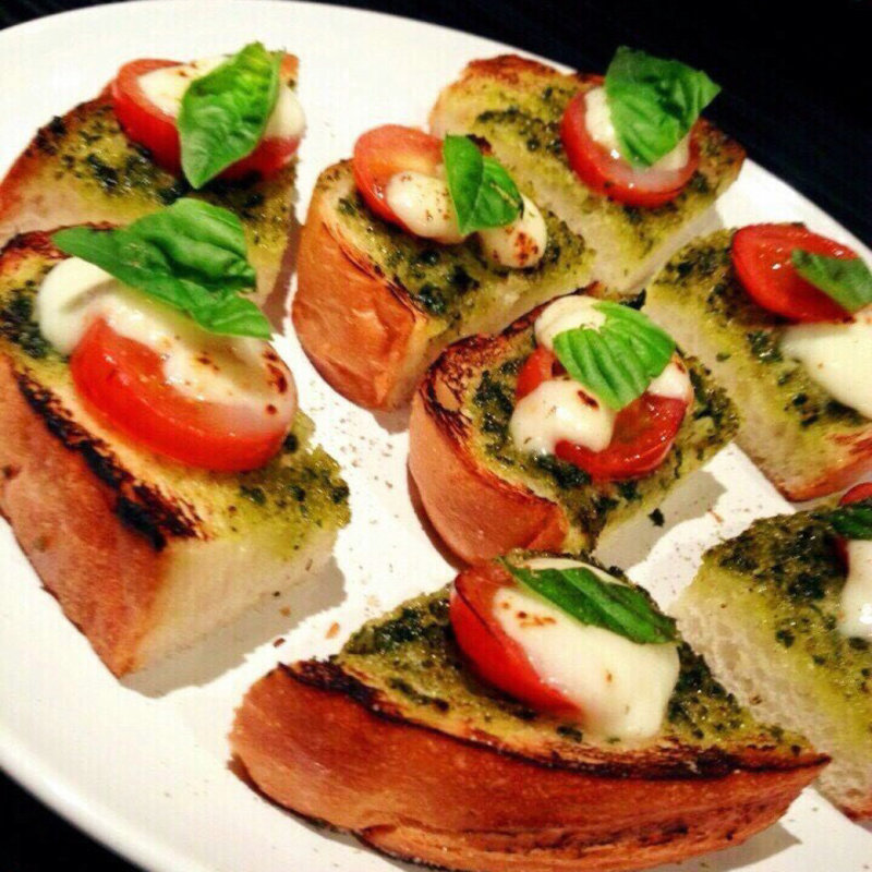 カプレーゼのブルスケッタ(和洋ダイニングLaForta)