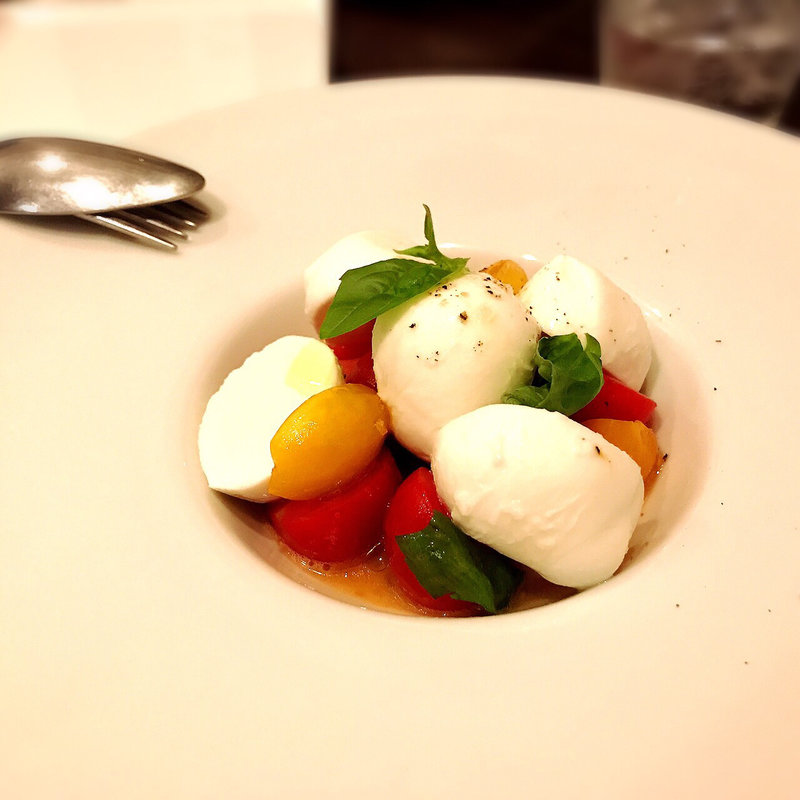 完熟トマトと水牛のモッツァレラチーズのカプレーゼ(オステリア カステリーナ)