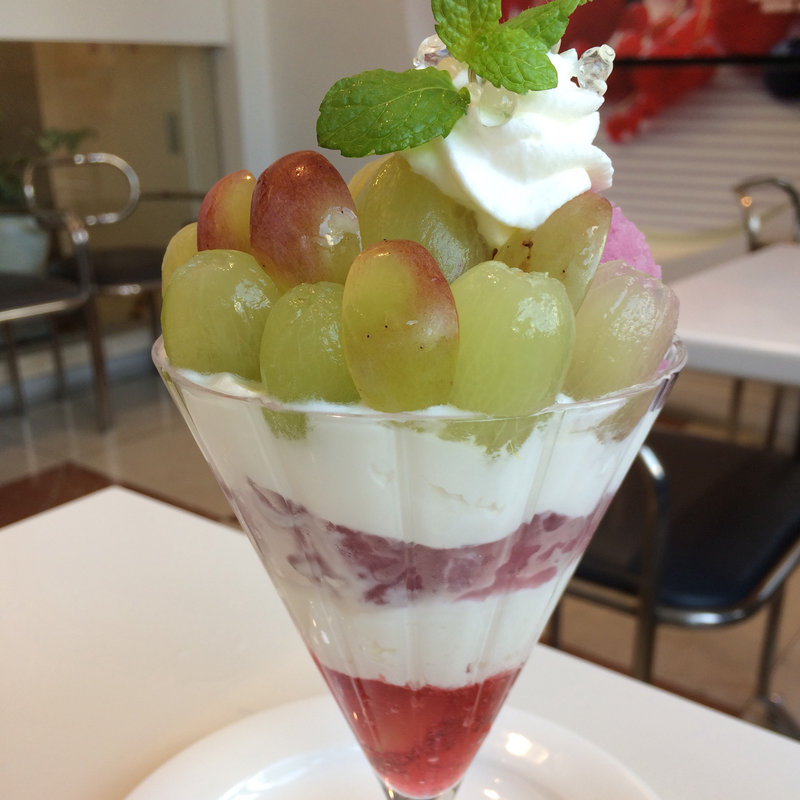 紫苑ぶどうのパフェ(新宿高野本店 タカノフルーツパーラー)