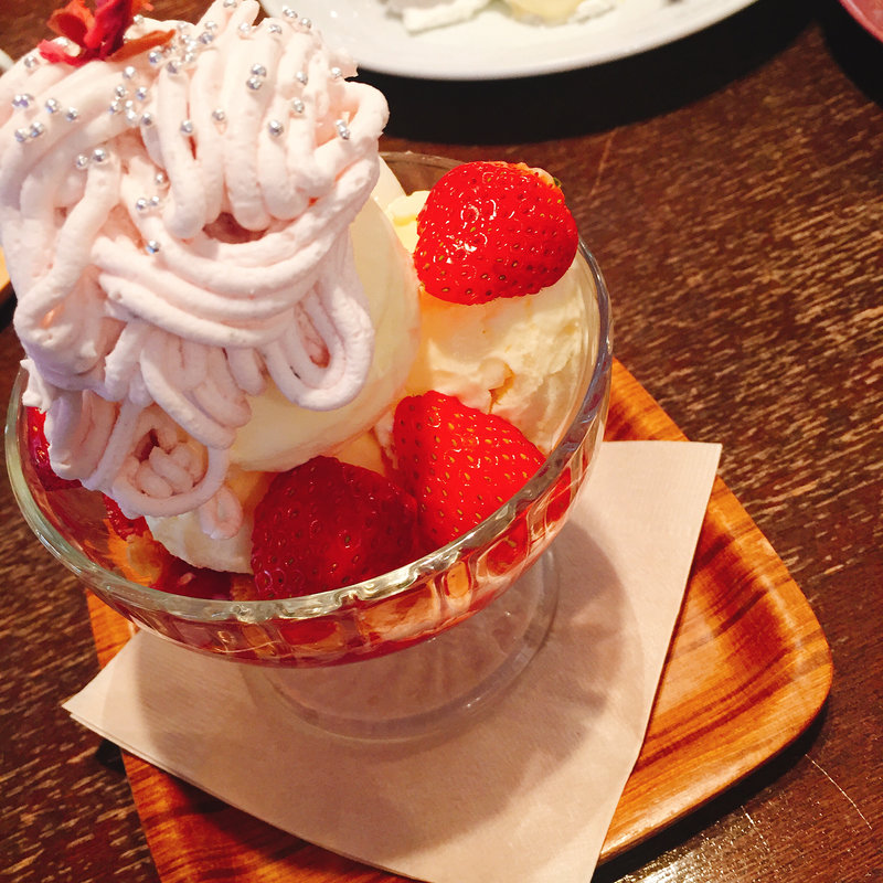 桜とイチゴのパフェ(和カフェyusoshi 町田)