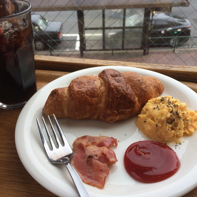 モーニングプレート「クロワッサン」スクランブルエッグ、ベーコン(Becker's 飯田橋東口店 （ベッカーズ）)