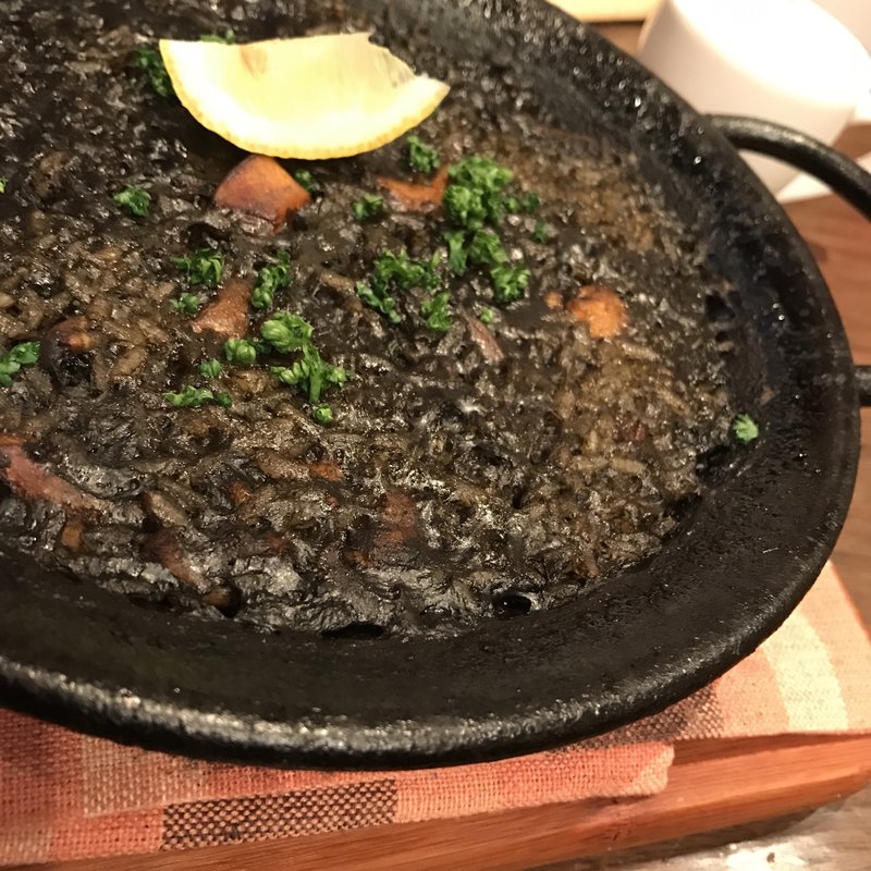 モンゴウイカのイカスミ（パエリア）(ミ・カシータ （mi casita）)