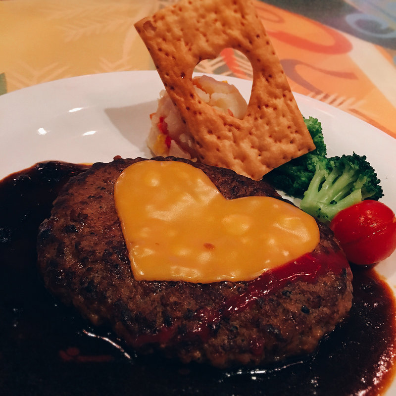 チーズハンバーグ デミグラス＆ラズベリーソース(S.S.コロンビア・ダイニングルーム)