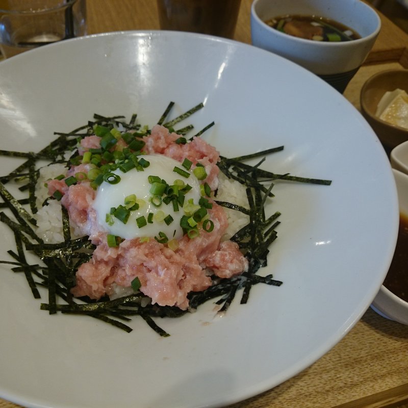 とろ～り半熟卵をのせたネギトロどんぶり(こころね)