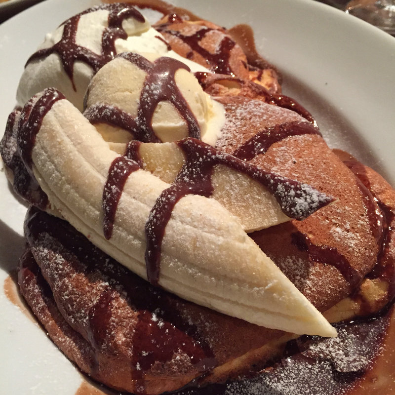 チョコレートバナナパンケーキ(シクスバイオリエンタルホテル)