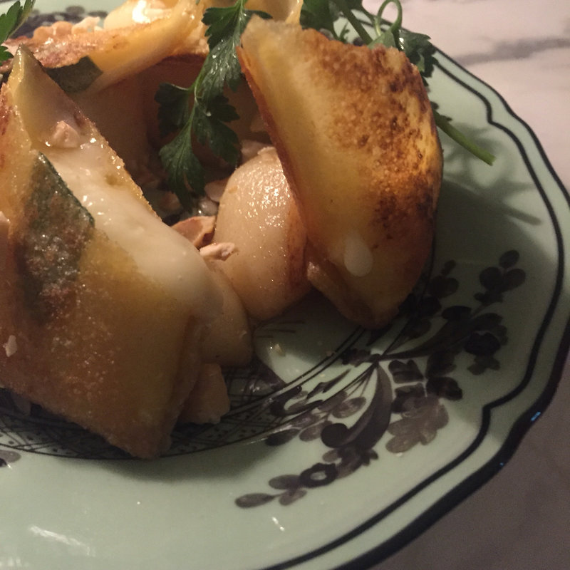 タレッジオトースト 洋梨、ヘーゼルナッツ(bills 銀座)