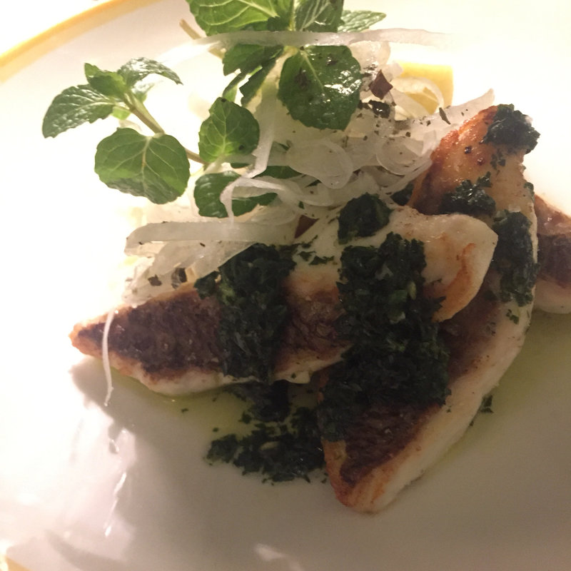 グリルドスナッパー w/ チャナダール、 コリアンダー、レモン(bills 銀座)