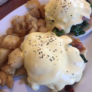 エッグスベネディクト スタンダード （ホウレン草とベーコン）(Eggs 'n Things ラゾーナ川崎店)