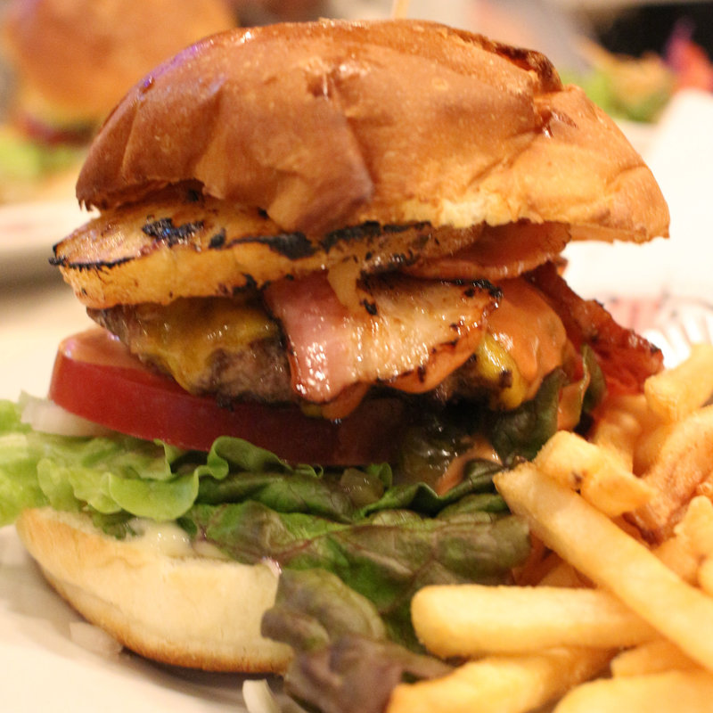 パイナップルベーコンチーズバーガー(3000日かけて完成した極上ハンバーガーField)