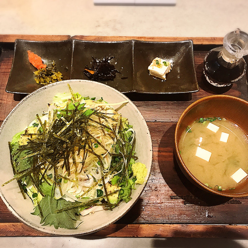 炙りアボカドとマグロのどんぶり(CORDUROY cafe KITTE（コーデュロイカフェ キッテ博多店）)