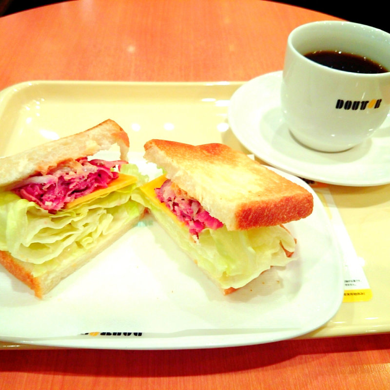 朝 カフェ B セット ビーフパストラミとチェダーチーズ(ドトールコーヒーショップ 地下鉄博多駅博多口店)