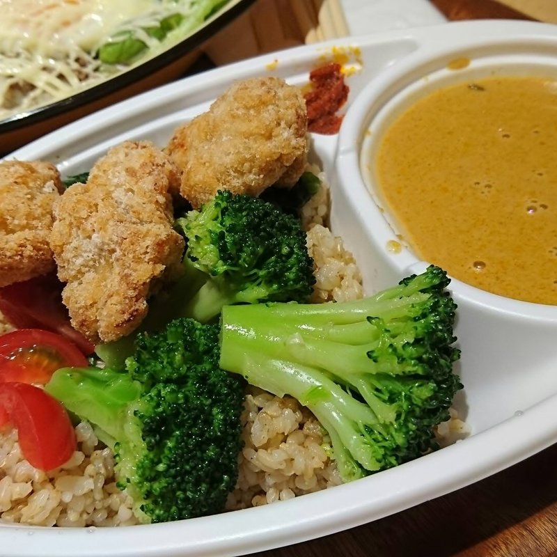 Island Style ”KONA57 CURRY” 3トッピング、スペシャルトッピング 鶏の唐揚げ(cafe 58（カフェ　ゴッパ）)