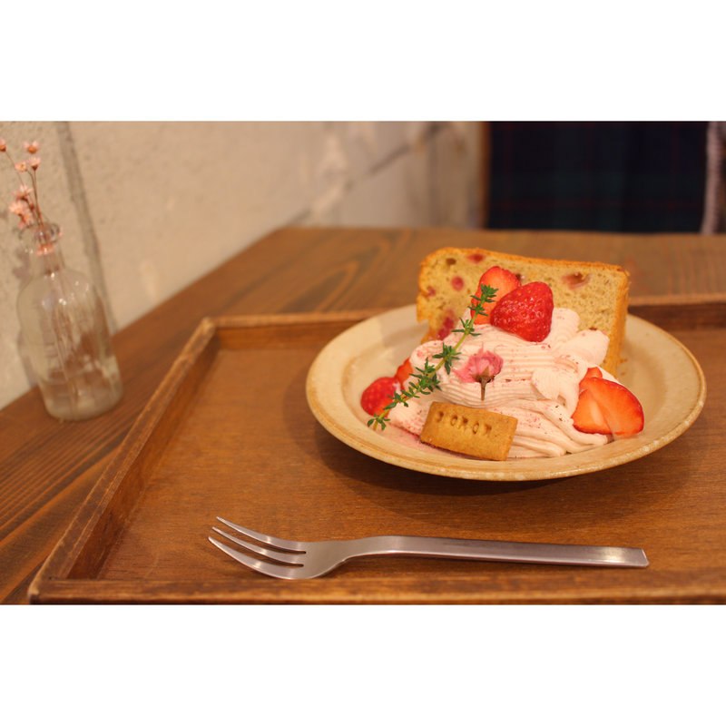 苺のシフォンと桜クリーム(cafe SOROR)