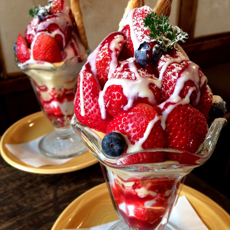 ストロベリーホワイトチョコレートパフェ(juen)