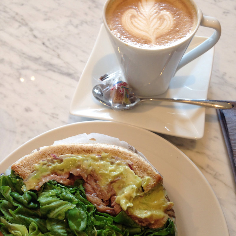 ローストビーフとワカモレのサンドイッチ(CAFE DE NATURE)